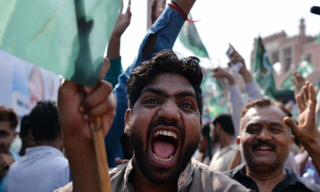 Pakistan vakler til valg